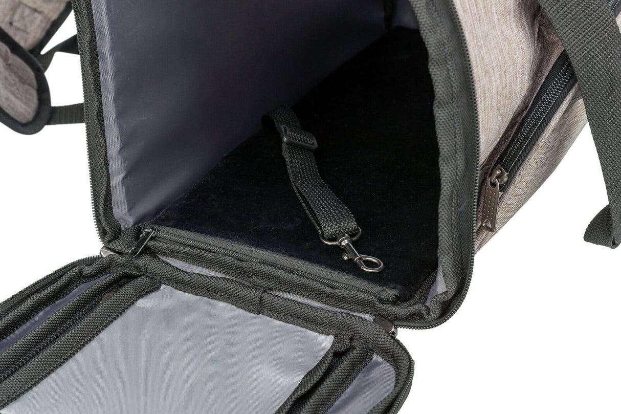 Grau-schwarzer Rucksack mit offenem Hauptfach und Reißverschluss, innenliegendem Sicherheitsgurt mit Karabiner.