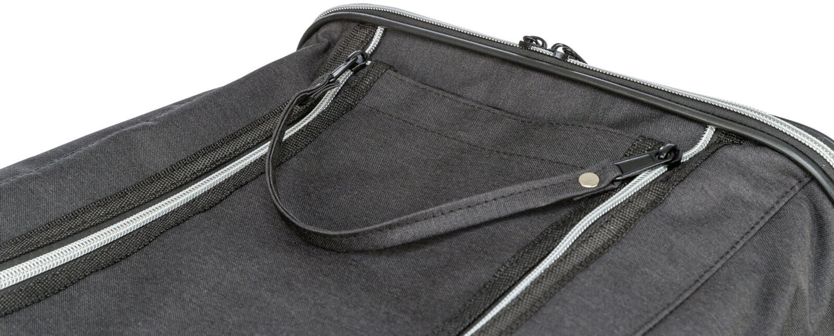 Graue Tasche mit Reißverschlüssen, schwarzem Griff und einer strukturierten Stoffoberfläche.
