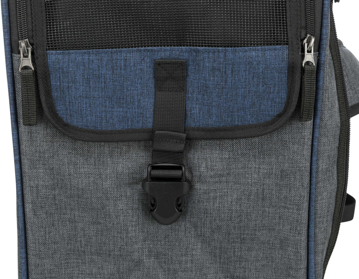 Grauer und blauer Rucksack mit schwarzem Netzoberteil und Reißverschlüssen, schwarzer Verschlussriemen vorne sichtbar.