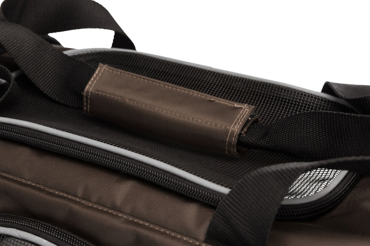 Braune Tragetasche mit schwarzen Gurten und Netzstoff, geschlossener Reißverschluss sichtbar.