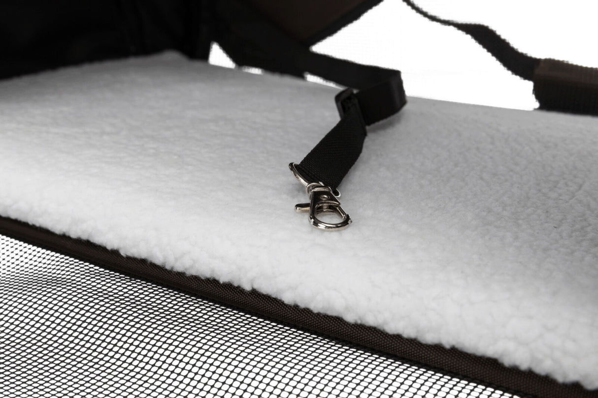 Schwarzer Gurt mit Metallclip auf weißer, pelzartiger Unterlage, darunter ein Netzgewebe sichtbar.