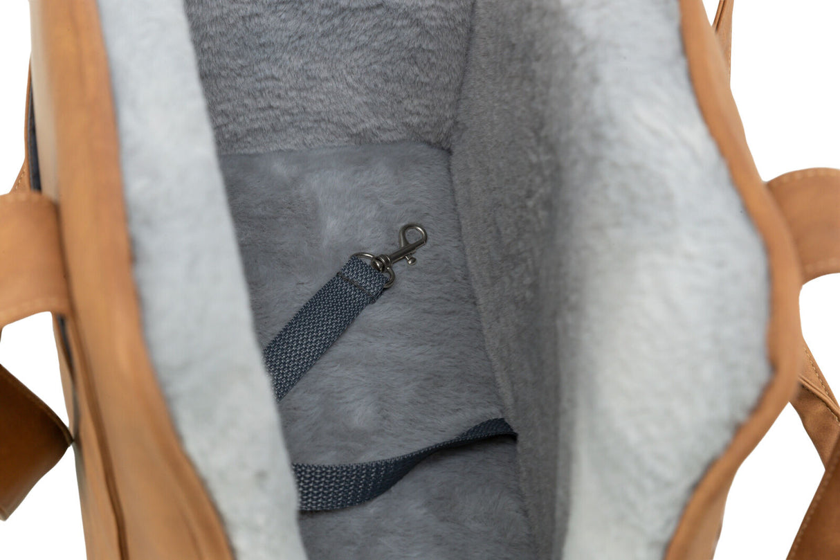 Innenansicht einer beigefarbenen Tasche mit weicher, grauer Fütterung und einem befestigten Gurt mit Karabinerhaken.