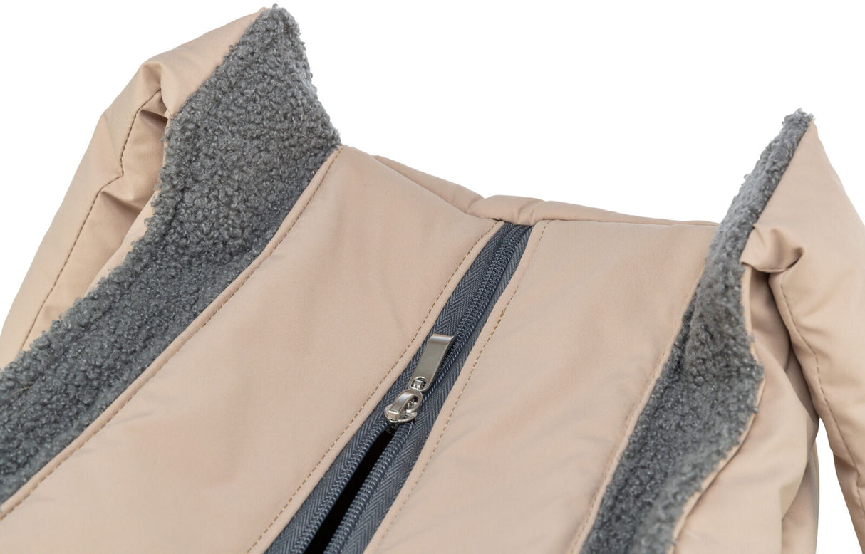 Beigefarbener Reißverschlussbereich mit grauem Futter, detailreich an den Nähten dargestellt.