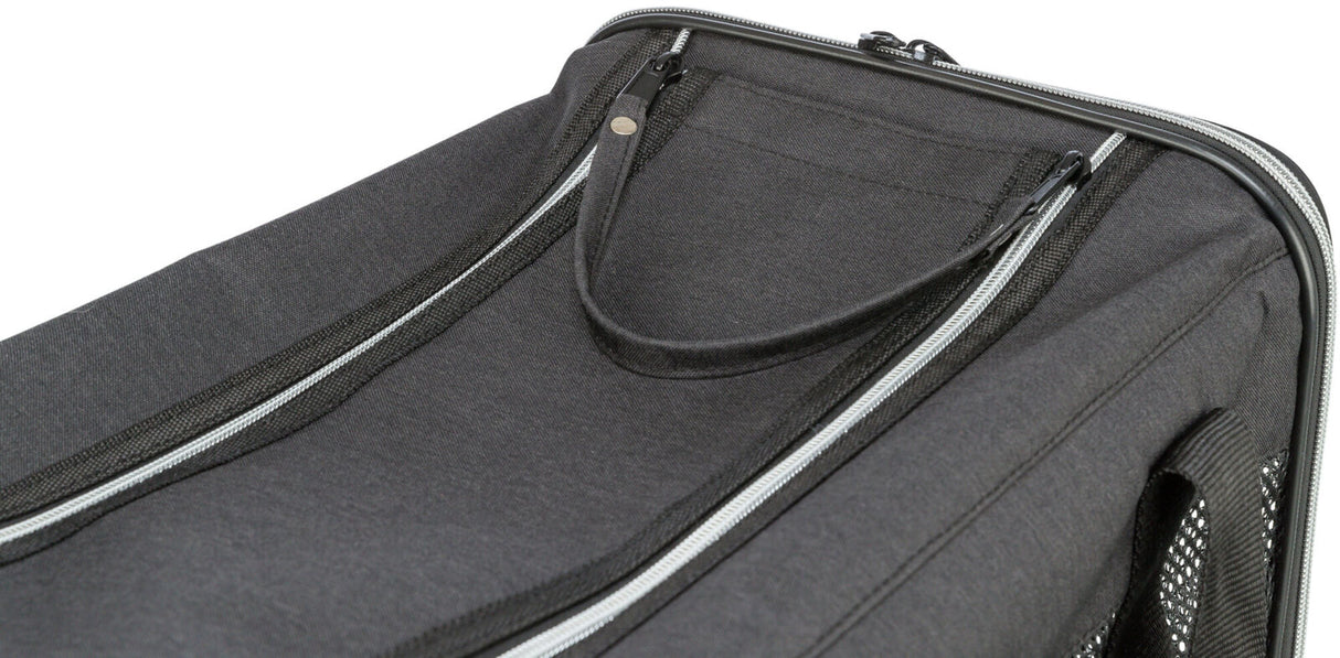 Schwarze Tasche mit Reißverschlüssen und Griff aus grauem Stoff, seitlich Netzgewebe sichtbar.