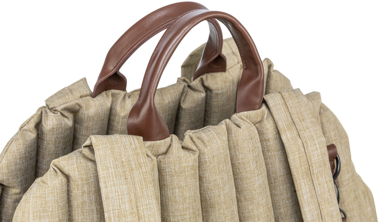 Beiger Stoffrucksack mit braunen Griffen und Faltenstruktur.