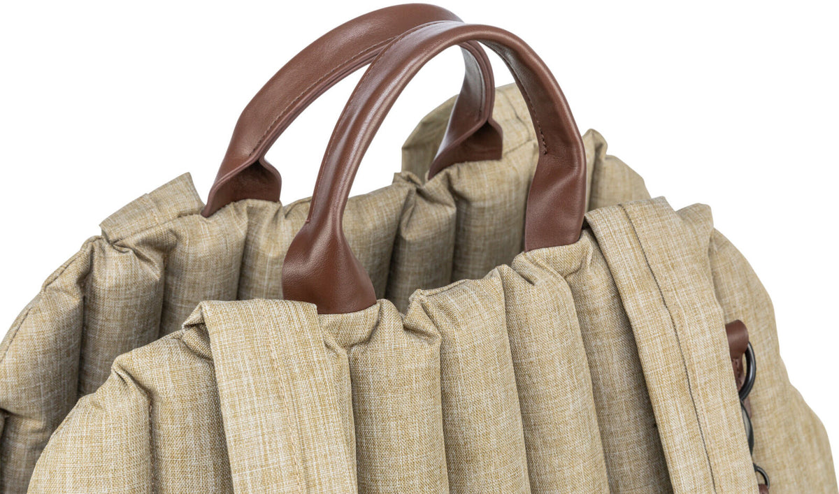Beiger Stoffrucksack mit braunen Griffen und Faltenstruktur.
