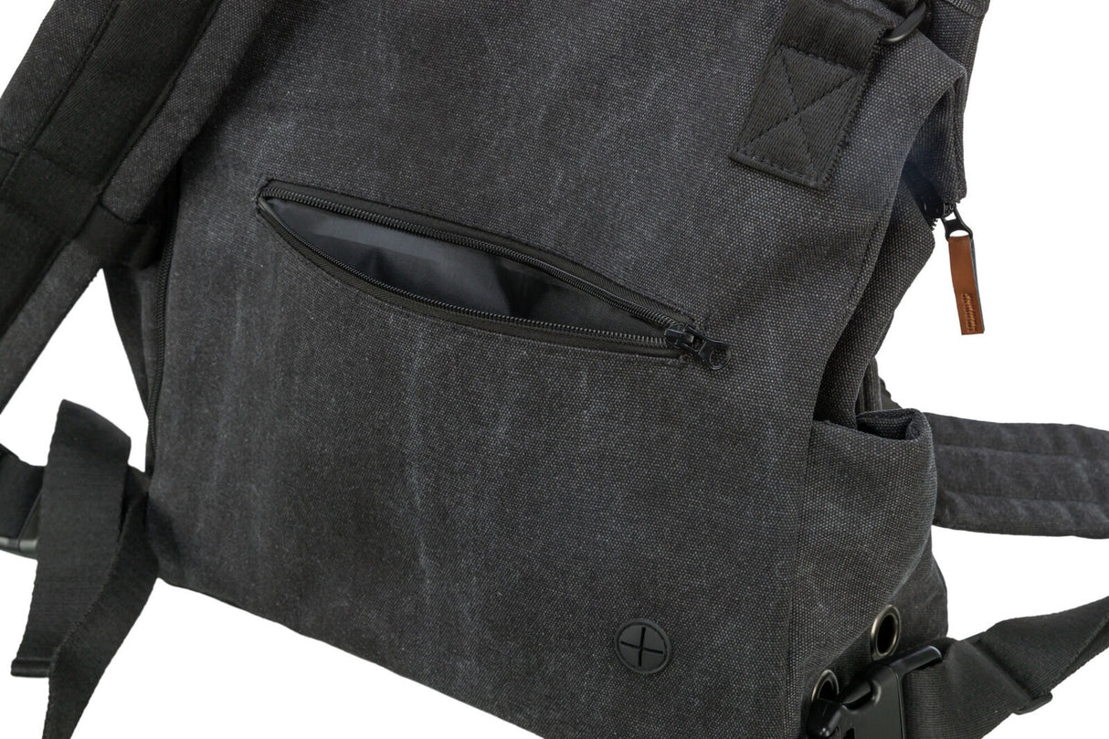 Dunkelgrauer Rucksack mit seitlichem Reißverschlussfach und schwarzem, verstellbarem Tragegurt.