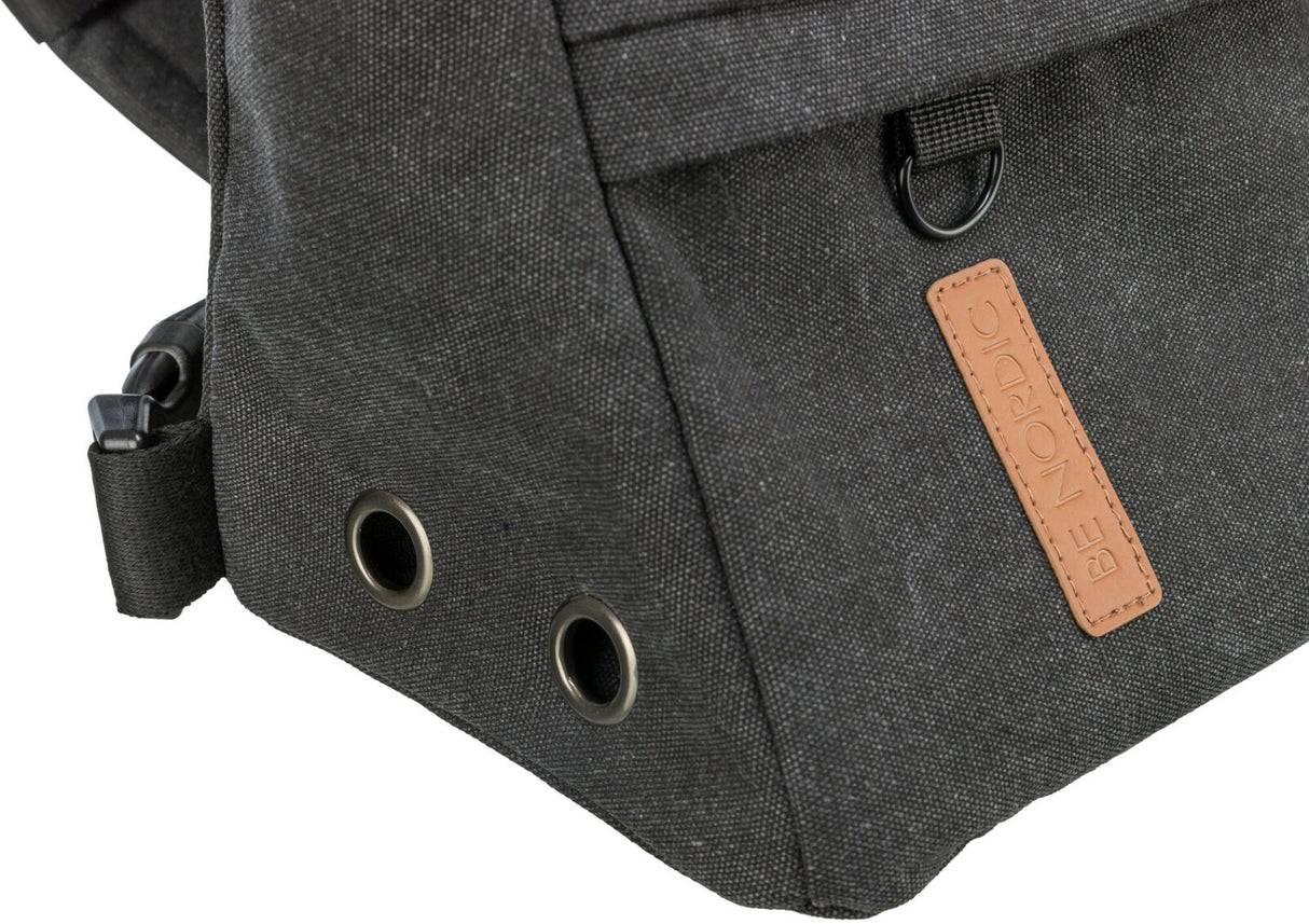 Graue Tasche mit zwei Metallösen, einer schwarzen Schnalle und einem hellbraunen Etikett mit der Aufschrift "BE NORDIC".