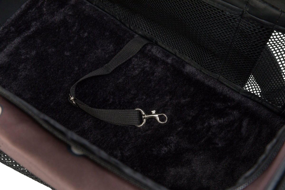 Innenansicht einer schwarzen, gepolsterten Tasche mit Netzgewebe und einem kurzen Gurt mit Metallhaken.