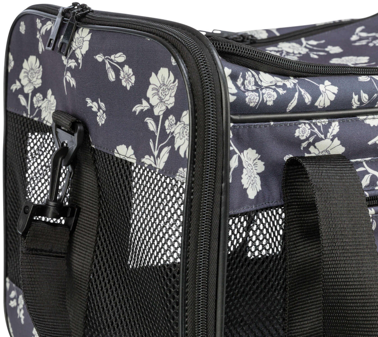 Tragetasche mit schwarzem Netz, floral bedrucktem Stoff in Blau und Weiß, Reißverschlüssen und Tragegriff.