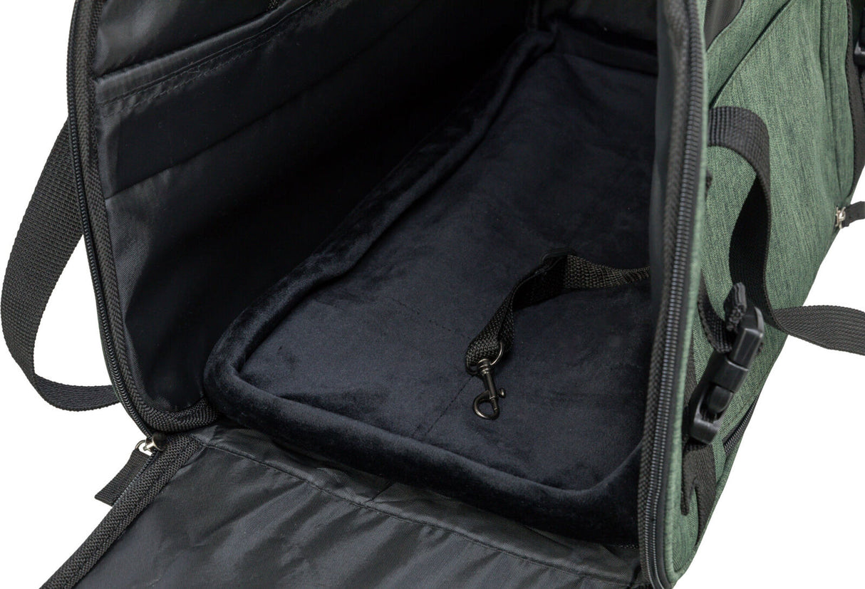 Geöffnete schwarze Tragetasche mit grünem Textilbezug, innen eine schwarze, gepolsterte Unterlage und ein Sicherheitskarabiner.