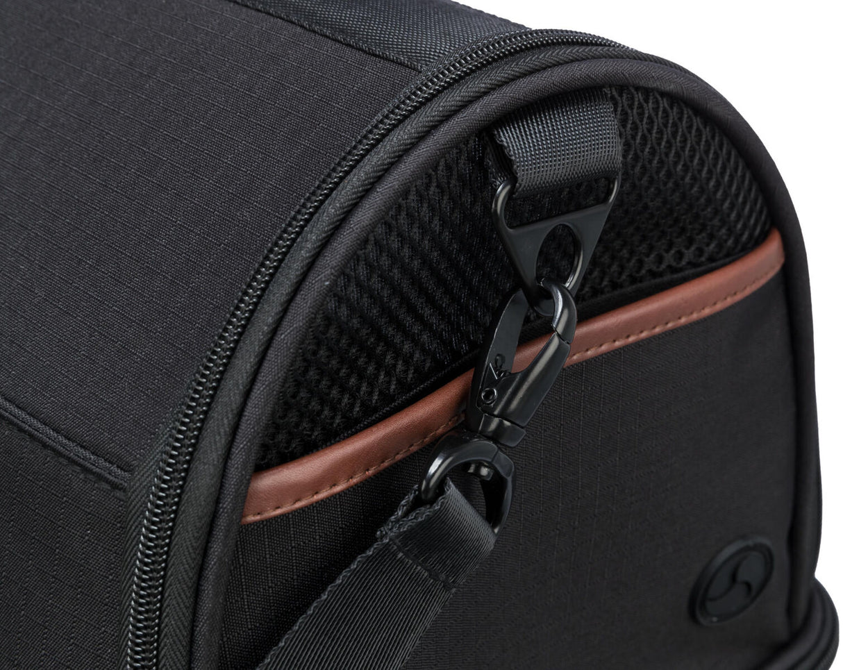Eine schwarze Tasche mit Reißverschluss, schwarzem Haken und brauner Zierleiste, sowie strukturiertem Stoff.