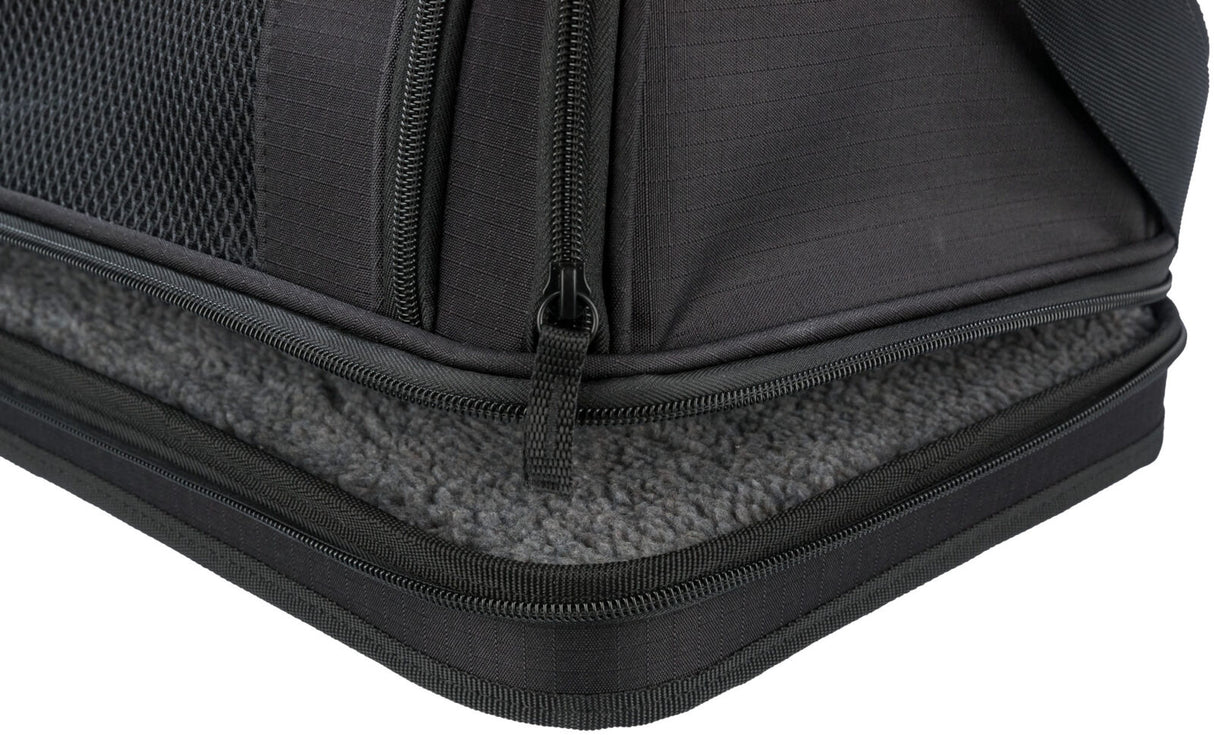 Schwarze Tasche mit Reißverschlüssen und grauem, weichem Innenfutter, teilweise geöffnet gezeigt.