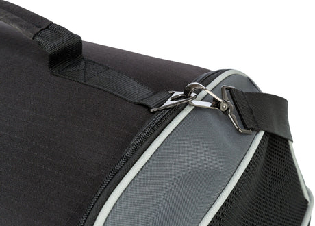 Eine schwarze und graue Tasche mit Reißverschluss und Tragegriff, mit Metallverschluss zum Sichern.