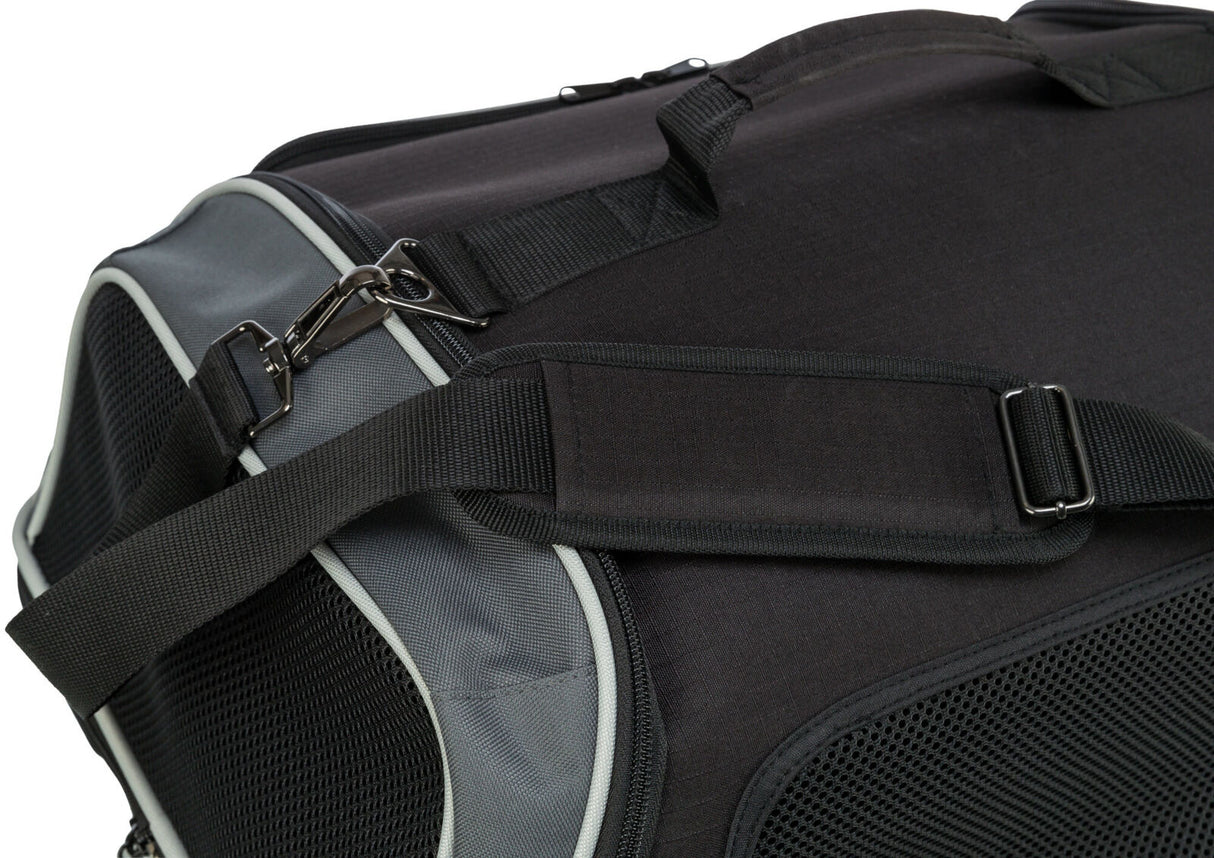 Schwarze und graue Tasche mit Netzstoff und verstellbaren Riemen, zeigt Reißverschlüsse und Schnallen.