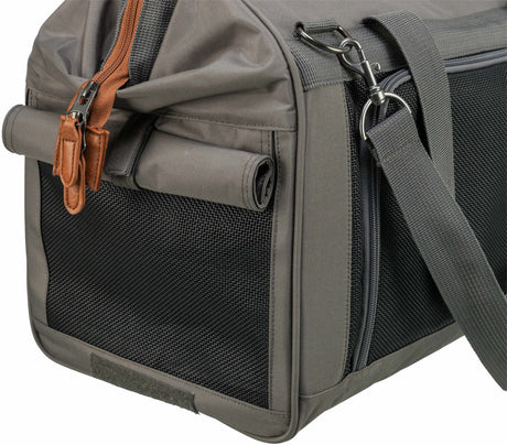 Graue, tragbare Tasche mit Netzseite, Reißverschluss, Tragegurt und braunen Lederdetails, metallische Verschlüsse.