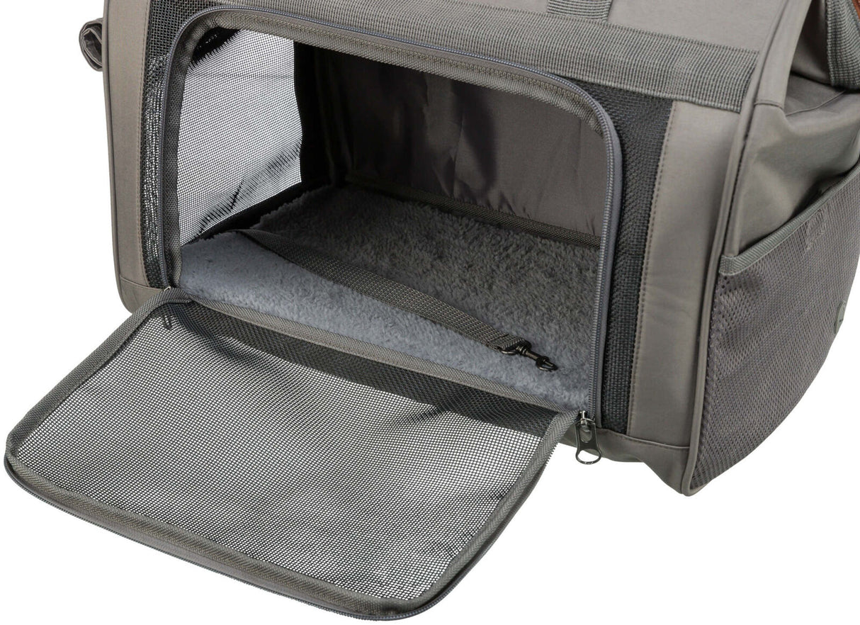 Graue Transporttasche mit offener meshbedeckter Klappe, Innenraum mit weicher grauer Unterlage sichtbar.