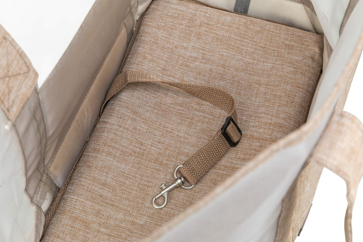 Innenansicht einer beige Tasche mit gepolstertem Boden und einem befestigten Riemen mit Metallhaken.