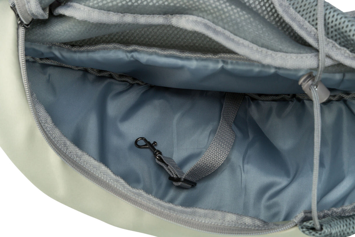 Geöffnete graue Tasche mit Innenfutter, Reißverschluss und einem kleinen Metallhaken am Gurtband.