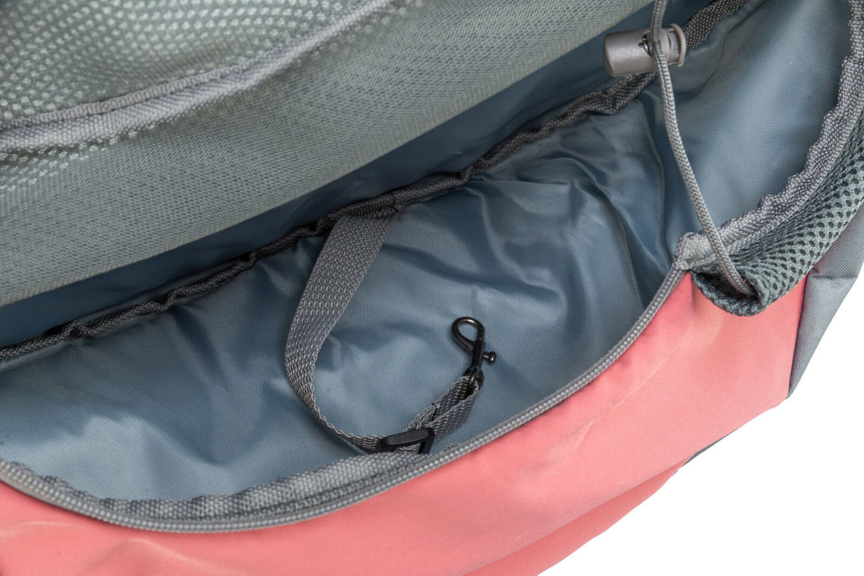 Geöffnete graue und rosafarbene Tasche mit einem Netzfach und einem kleinen schwarzen Karabinerhaken im Inneren.
