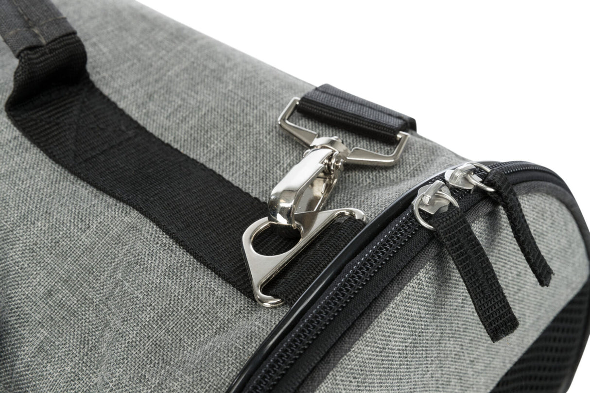 Graue Tasche mit schwarzem Reißverschluss und schwarzem Gurt, silberfarbener Karabinerhaken oben sichtbar.