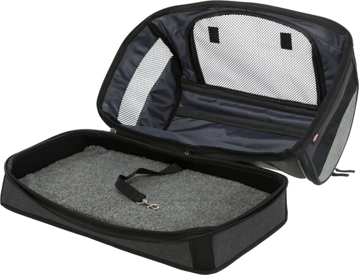 Geöffnete schwarze Tasche mit grauem Innenfutter und Netzabdeckung, enthält ein herausnehmbares Polster und einen Gurt.