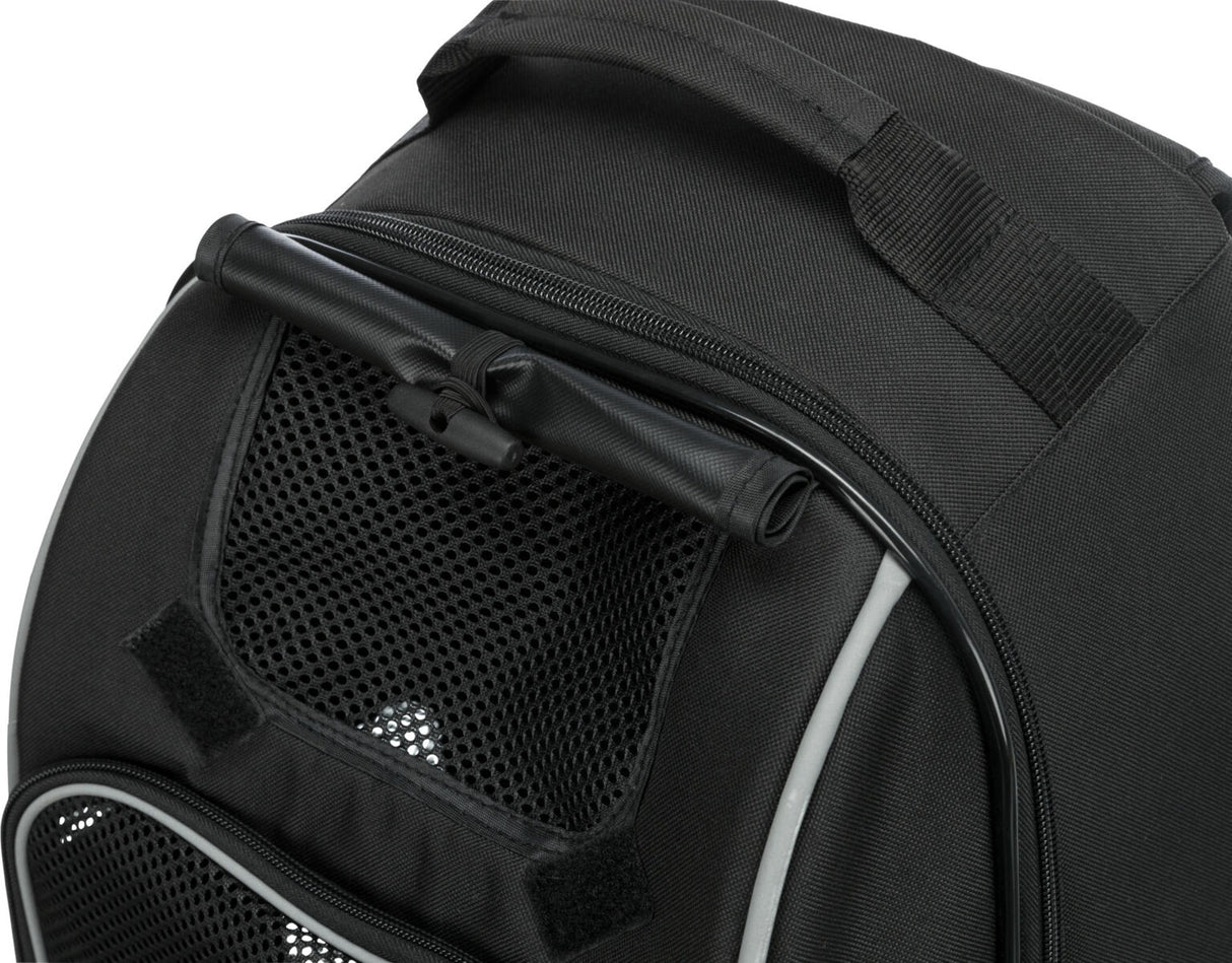 Schwarzer Rucksack mit Netzfach und Tragegriff, teilweise sichtbarer Reißverschluss und reflektierende Streifen.