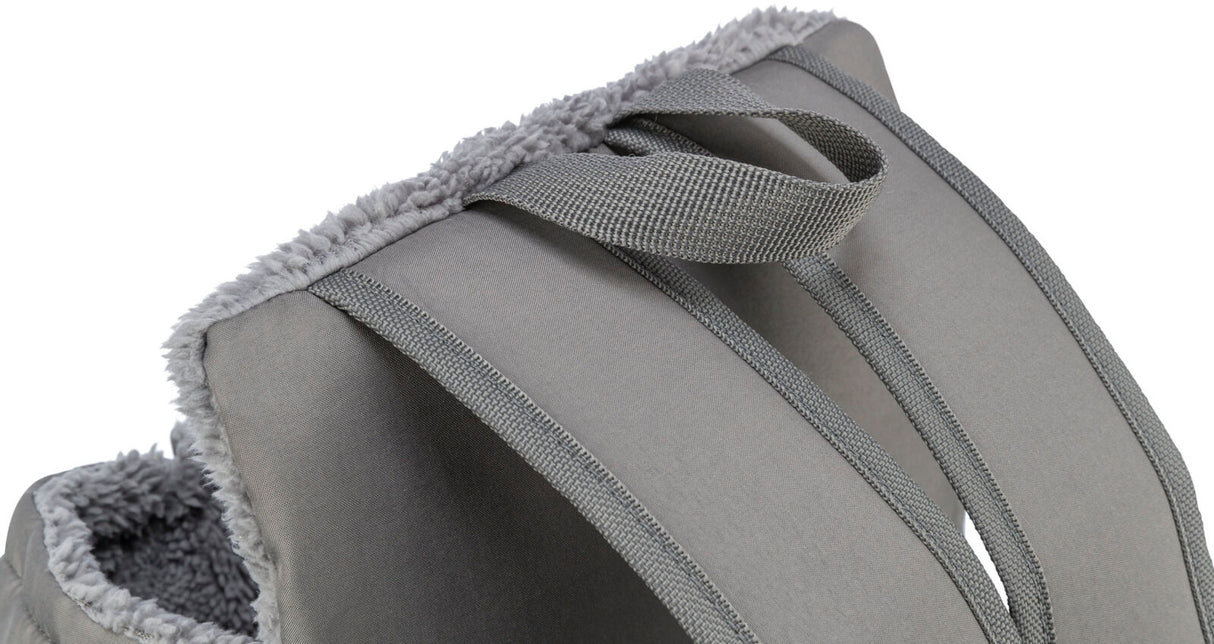 Graues strukturiertes Material mit Plüschfutter und Befestigungsgurt, Detailaufnahme zeigt Nähte und Textur.