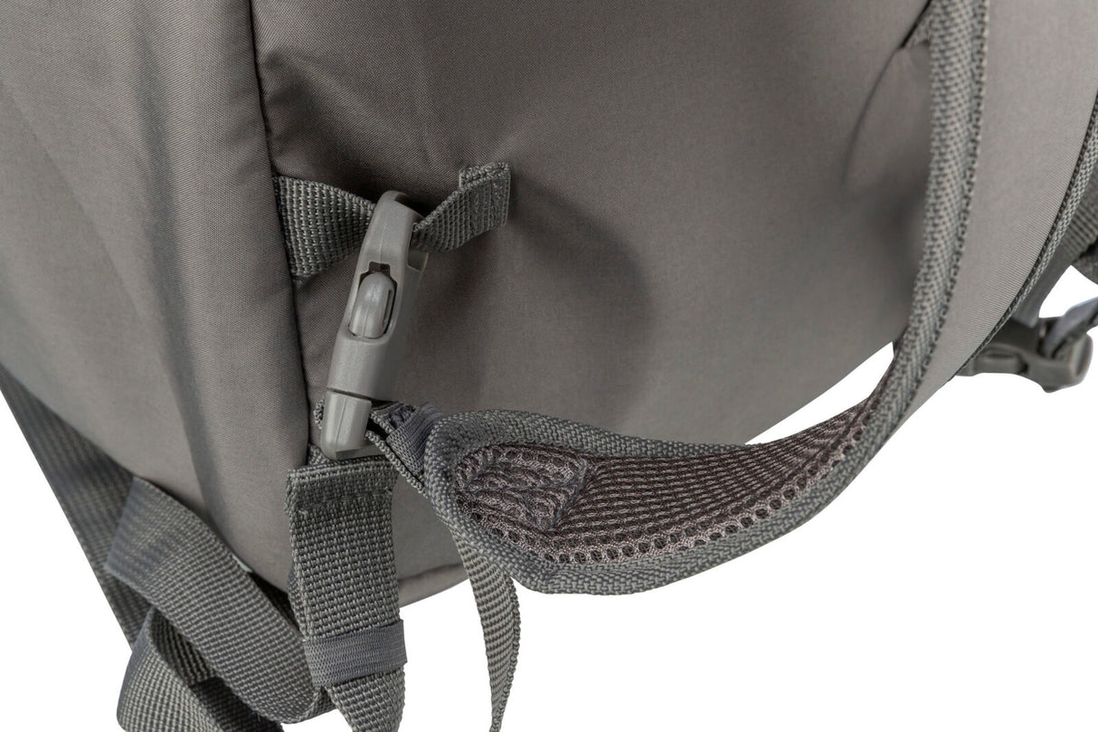 Ein dunkelgrauer Rucksackgurt mit verstellbarem Kunststoffclip und strapazierfähigem Stoffdetail.