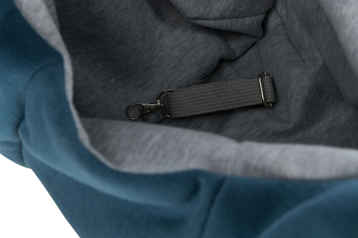 Grauer Innenteil einer Tasche mit blauem Rand und einem grauen Riemen mit Metallkarabiner.