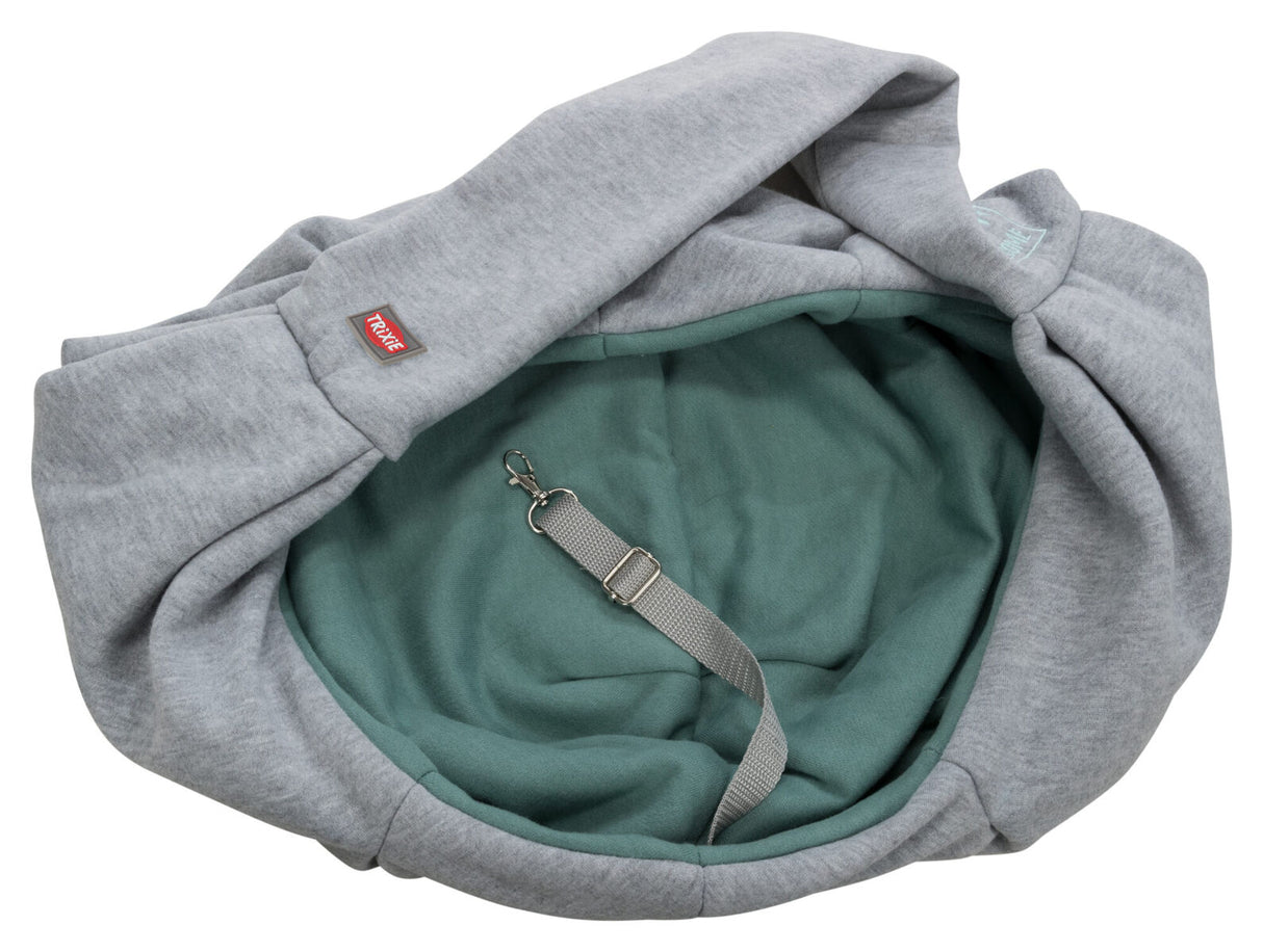 Grauer Stoffbeutel mit grünem Innenfutter und einem angebrachten Karabinerhaken auf grauem Hintergrund.