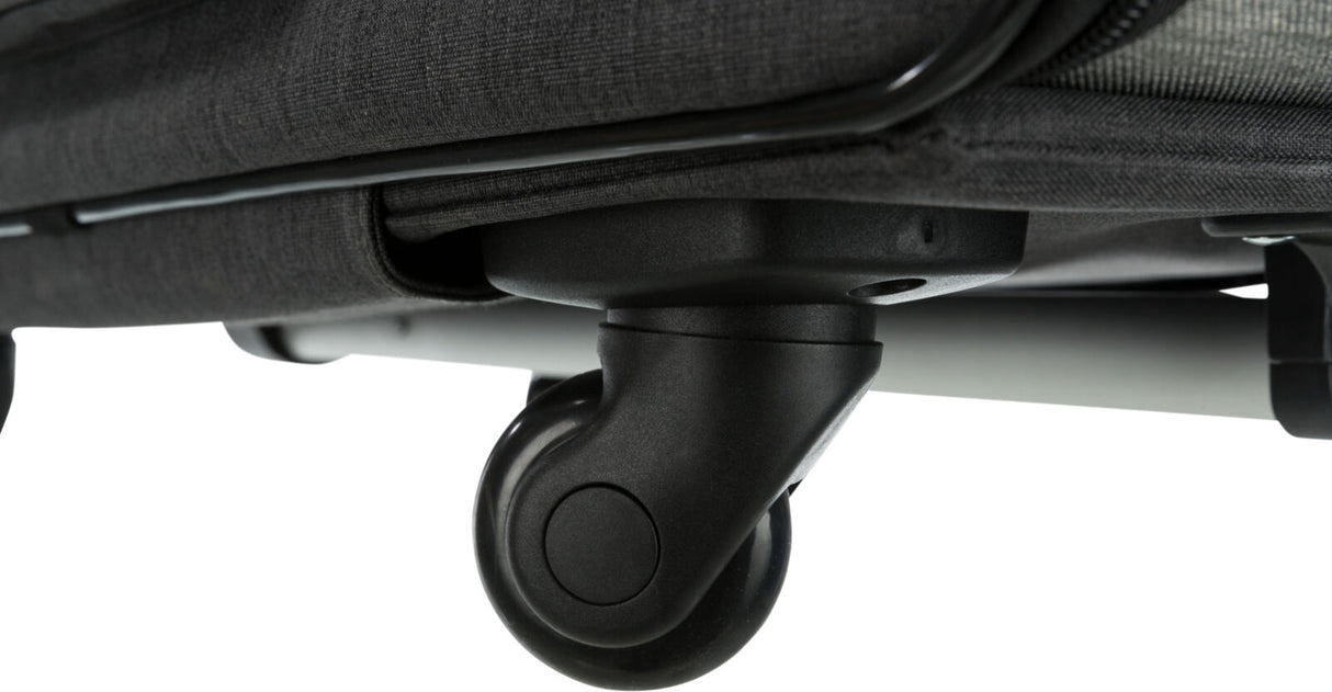 Schwarzes Rad mit Halterung, montiert an einer grau-schwarzen Stofffläche, zeigt eine Nahaufnahme eines Möbelstücks.