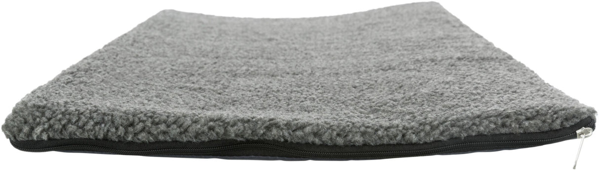 Graues, rechteckiges Kissen mit flauschiger Oberfläche und Reißverschluss an der Seite.