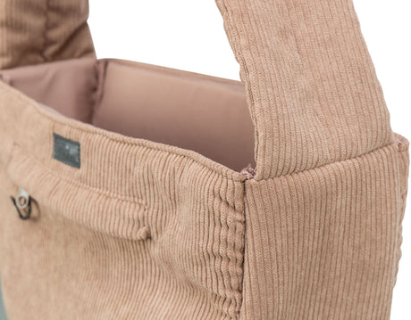 Beige Tasche aus geripptem Stoff mit breitem Träger und offener Oberseite; schlichte, rechteckige Form.