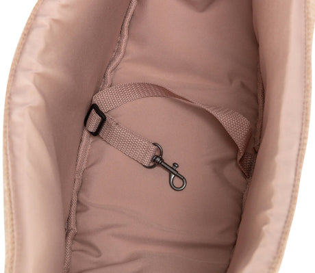 Innenansicht einer beigefarbenen Tasche mit einem verstellbaren Riemen und metallischem Karabinerhaken.