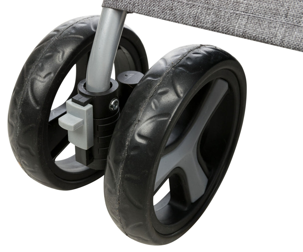 Nahaufnahme von zwei schwarzen Kunststoffrädern mit grauen Elementen und einem Metallrahmen.