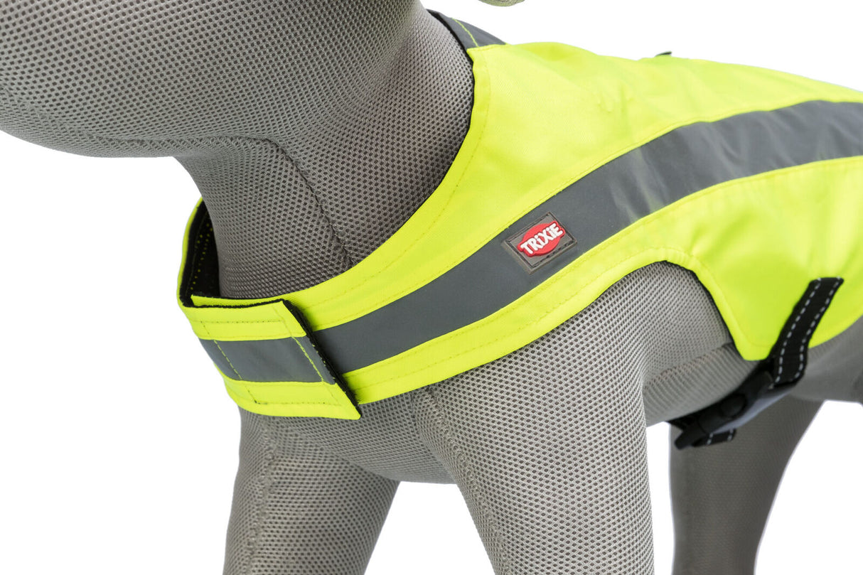 Grauer Hundemantel aus Netzgewebe mit leuchtend gelber Weste und reflektierenden Streifen sowie Klettverschluss.