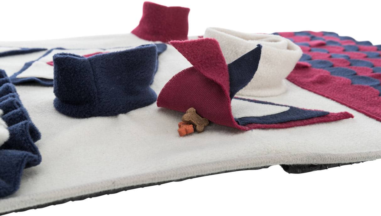 Bunte Hundespielmatte aus Stoff mit verschiedenen Taschen und Falten, teils gefüllt mit Leckerlis.