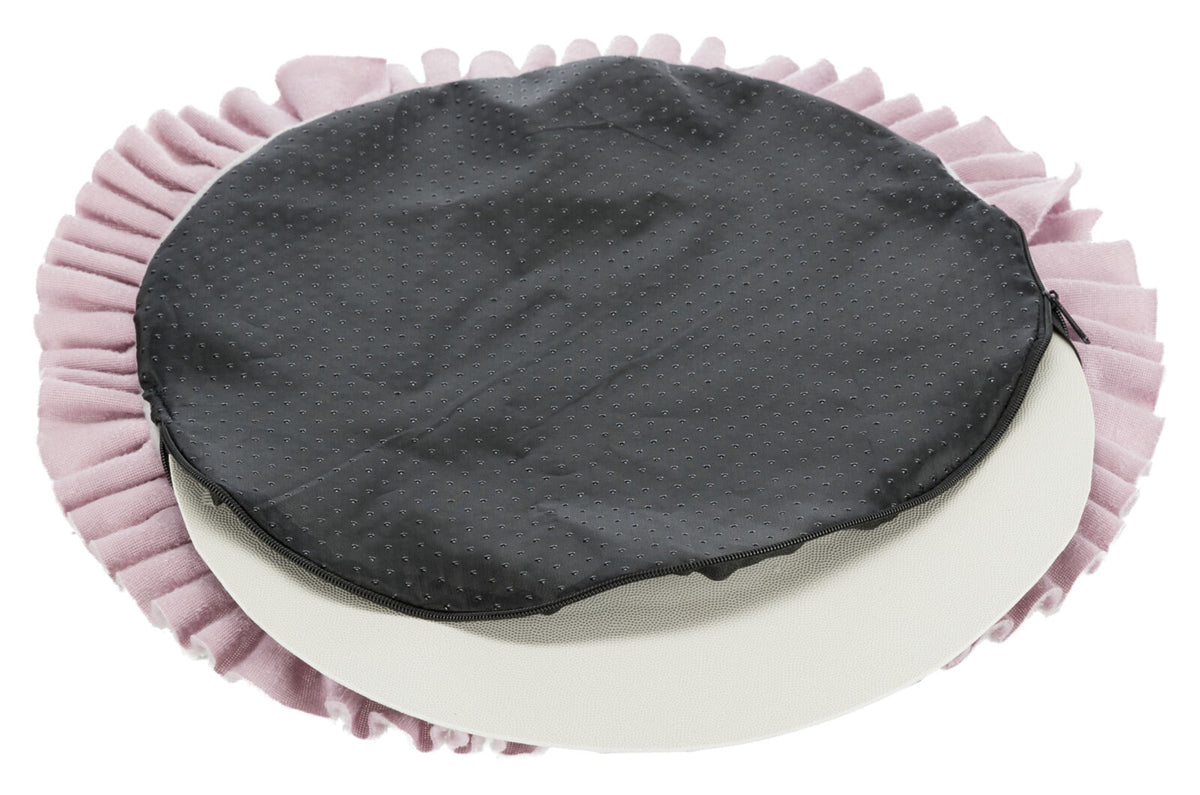 Runde Matte mit grauer Oberfläche und gepunkteter Struktur, umgeben von rosa gefaltetem Stoffrand.