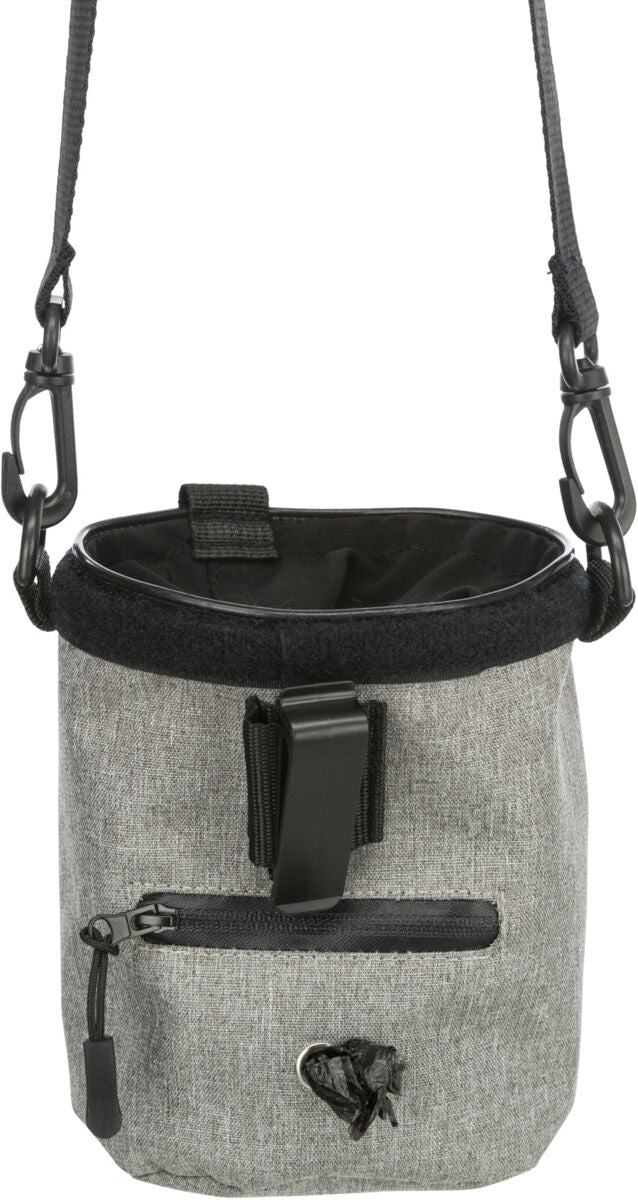 Graue, zylinderförmige Tasche mit schwarzem Riemen, Reißverschlusstasche und Clip-Halterung, oben offen.