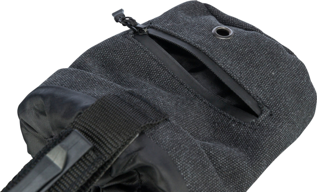 Dunkelgrauer, texturierter Beutel mit Reißverschlussöffnung und schwarzem Gurtband an der Seite.
