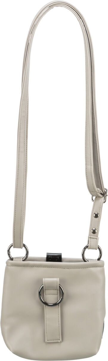 Beige Umhängetasche mit langem verstellbarem Riemen und Metallring an der Vorderseite.