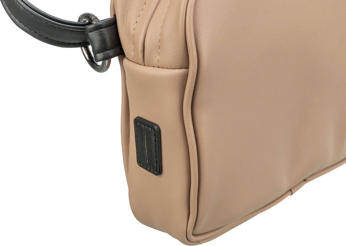 Beige Tasche mit schwarzem Griff und Ringdetail, rechteckige Form, glatte Oberfläche.