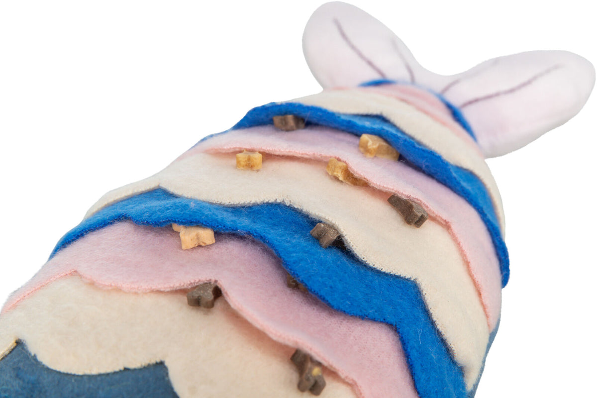 Bunter Filzstoff mit Schichten in Blau, Weiß und Rosa, durchsetzt mit kleinen Würfeln, oben zwei weiße Ohren.