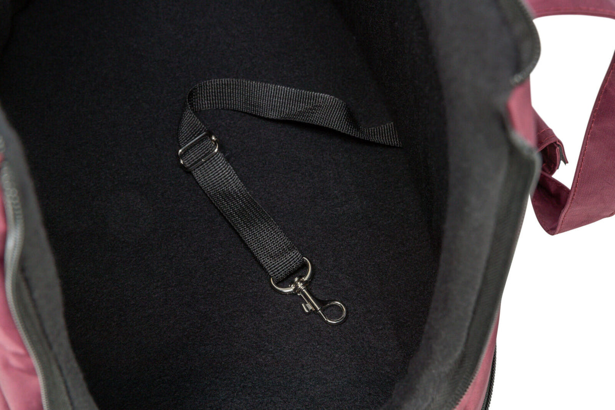 Das Bild zeigt das Innere einer Tasche mit schwarzem Stoff und einem schwarzen Riemen mit silbernem Karabinerhaken.