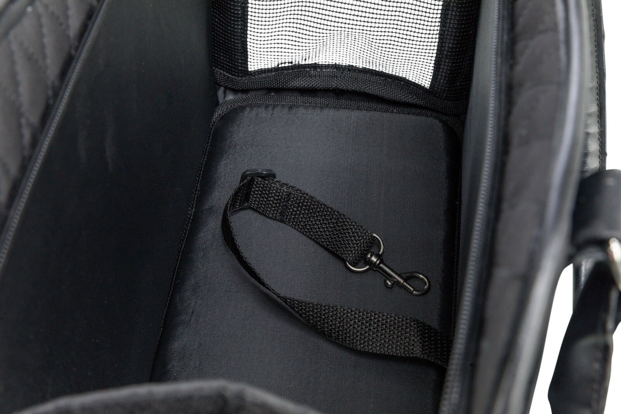 Schwarzer Innenraum mit gepolstertem Boden und Netzeinsatz, Gurt mit Karabinerhaken sichtbar.