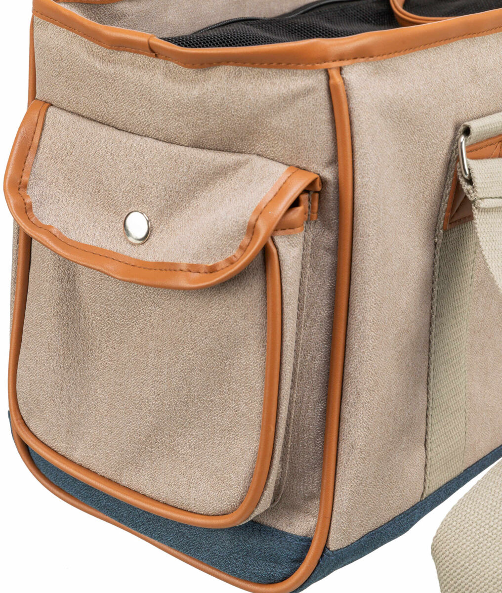 Beige Tasche mit braunen Rändern und Knopf, vorne eine Tasche mit Klappe, seitlich helle Träger.
