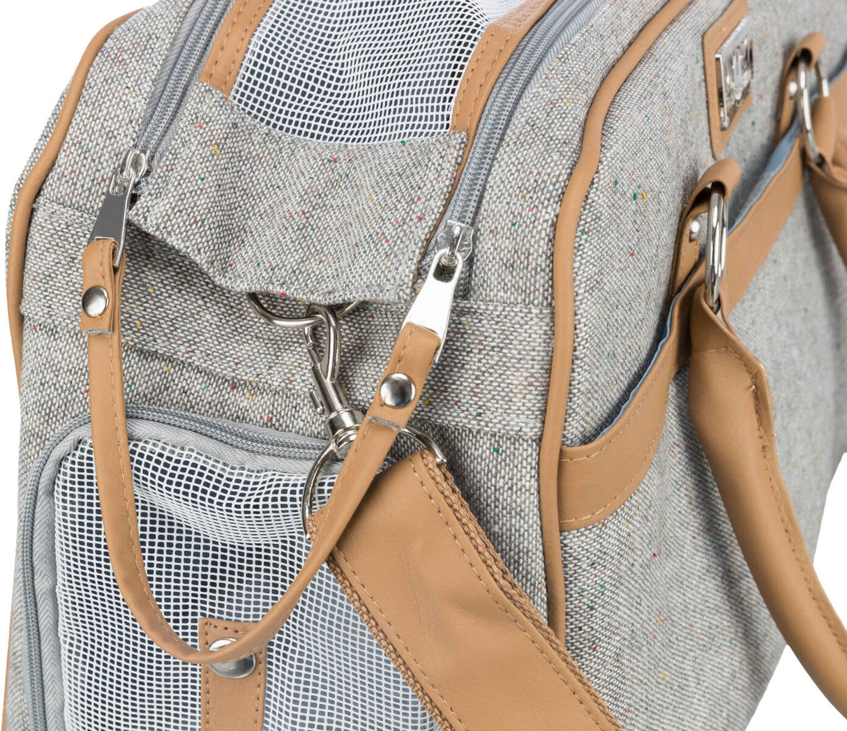 Grau-beige Tasche mit braunen Lederakzenten und silbernen Metallverschlüssen, Netzeinsätzen und Tragegriff.