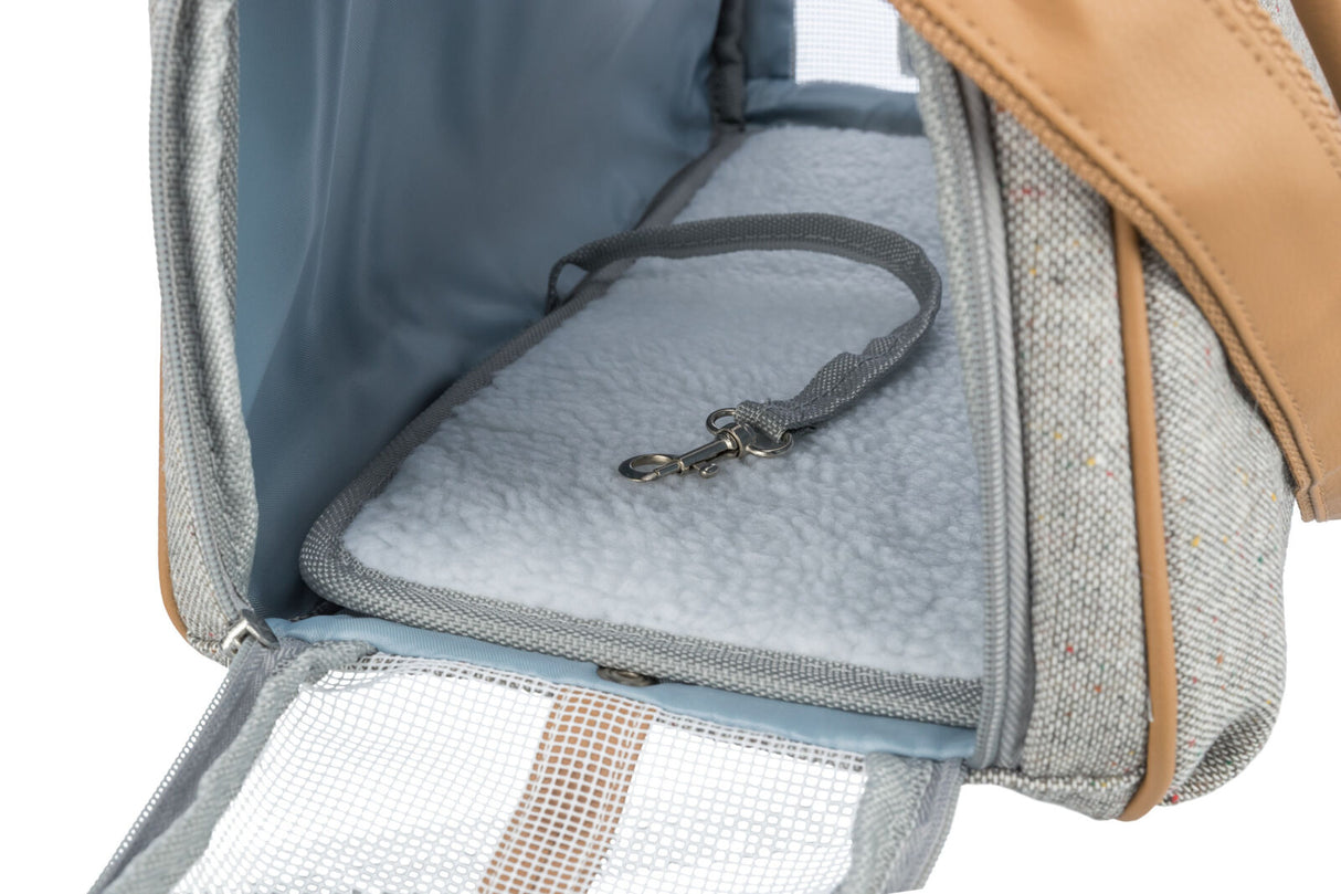 Der Rucksack ist aus grauem Stoff mit Lederdetails, enthält eine weiche Einlage und hat ein Mesh-Fenster.