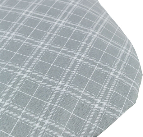 Graues Kissen mit weißem Karomuster und diagonalen Linien, die ein geometrisches Design bilden.